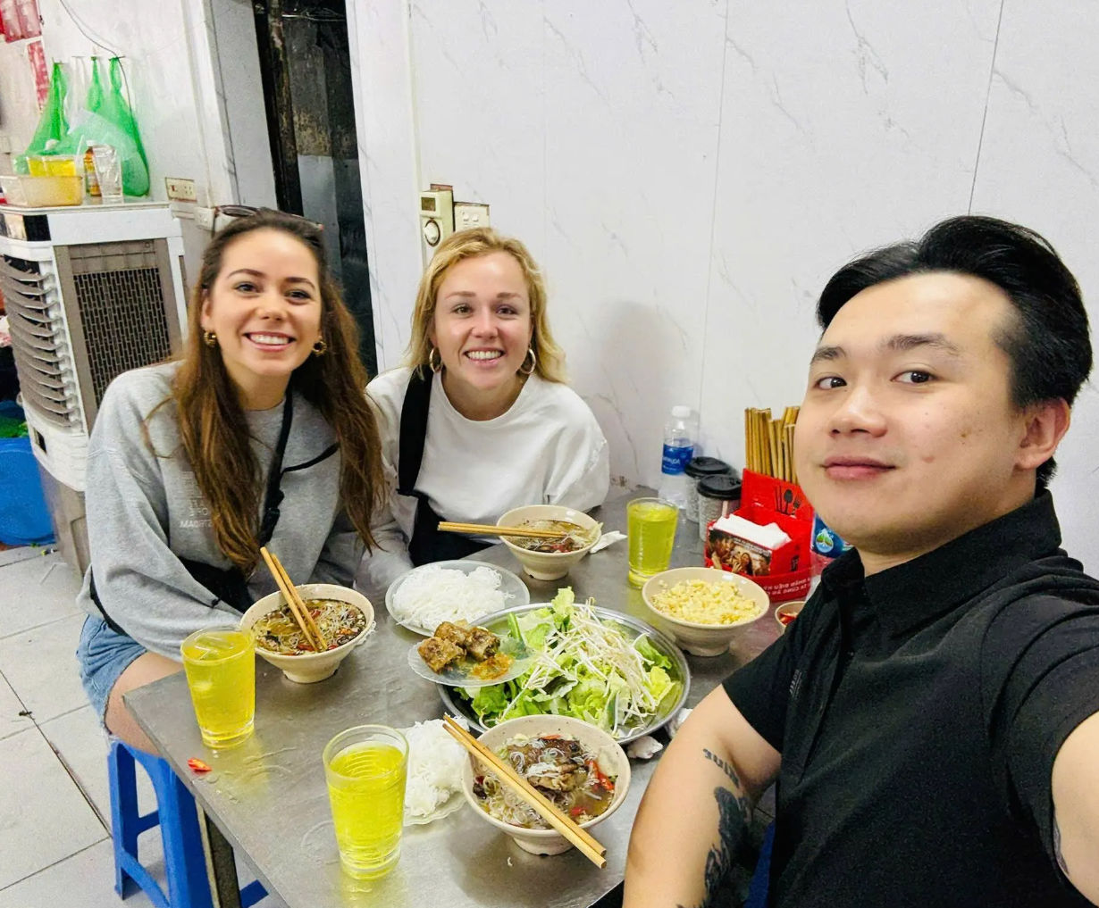 Hanoi Private Street Food Experience with 10 Local Tastings & Drinks
