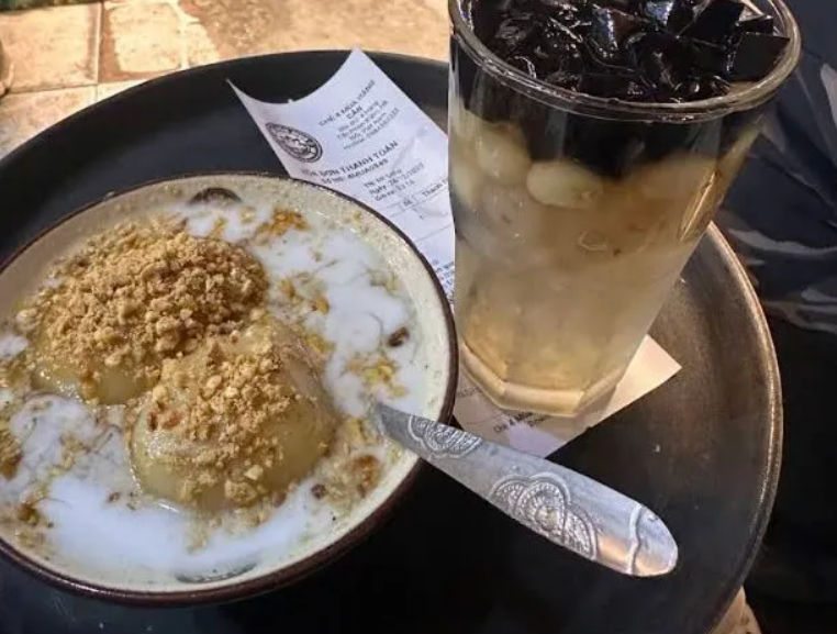 Hanoi Private Street Food Experience with 10 Local Tastings & Drinks