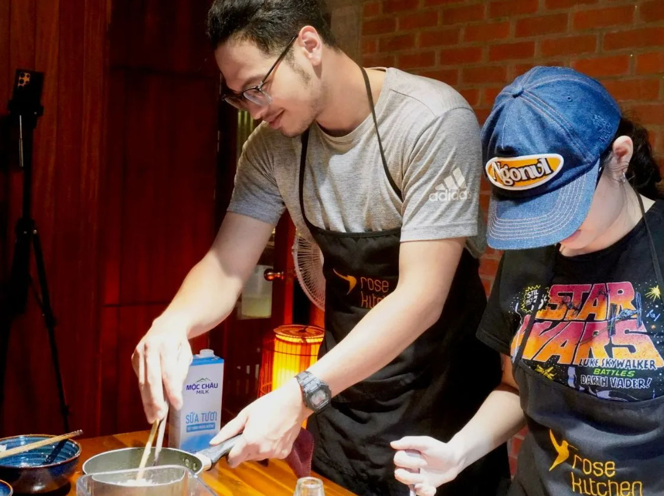 Aula de Bánh Mì vegano em Hanói: Prepare 5 recheios tradicionais e desfrute de chá verde ou café.