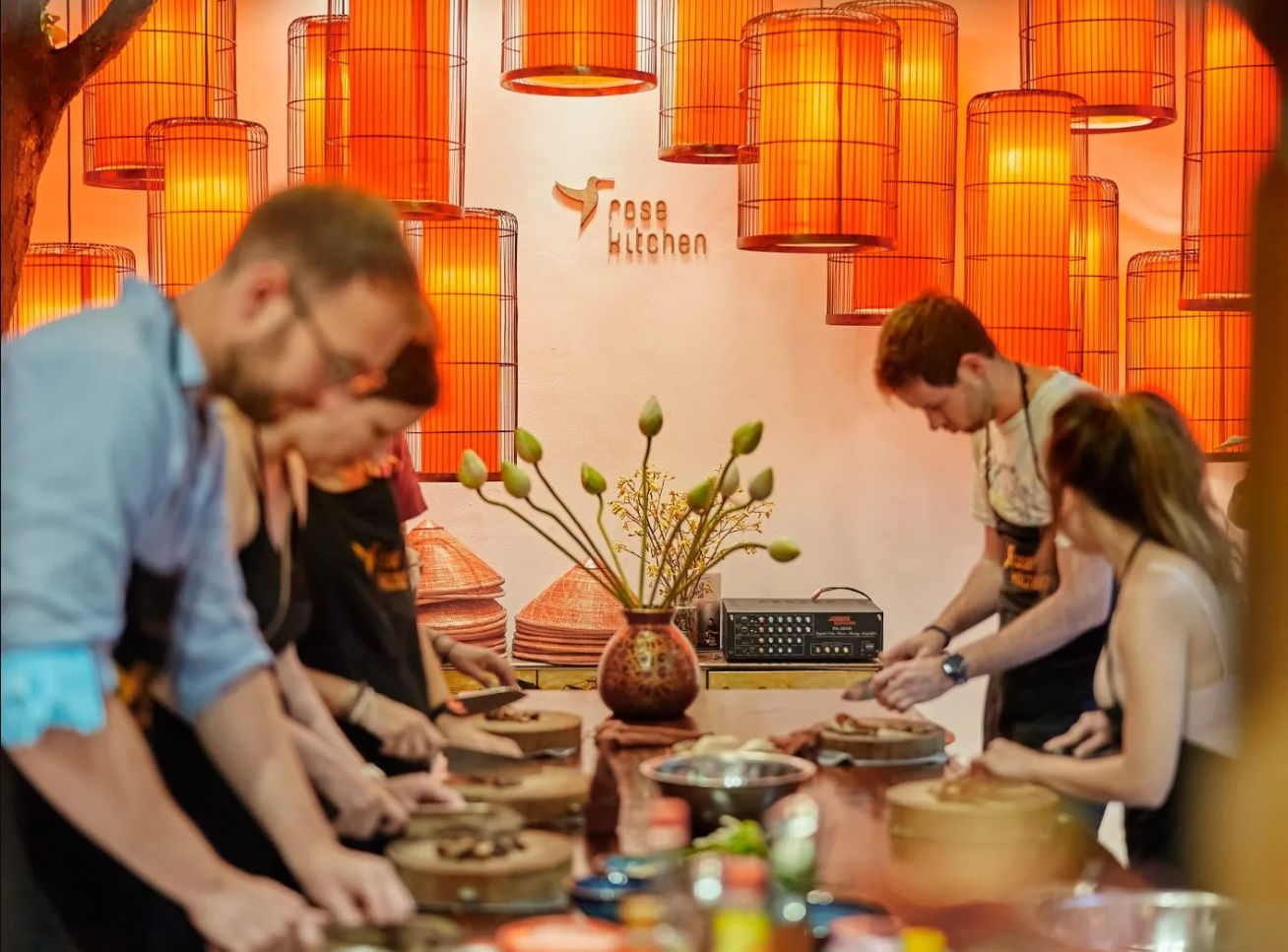 Aula de Bánh Mì vegano em Hanói: Prepare 5 recheios tradicionais e desfrute de chá verde ou café.