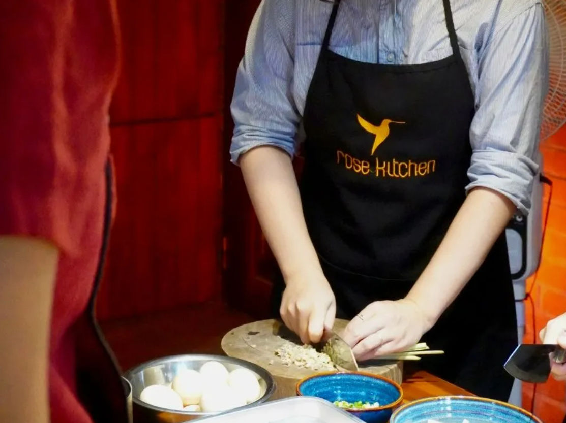 Aula de Bánh Mì vegano em Hanói: Prepare 5 recheios tradicionais e desfrute de chá verde ou café.