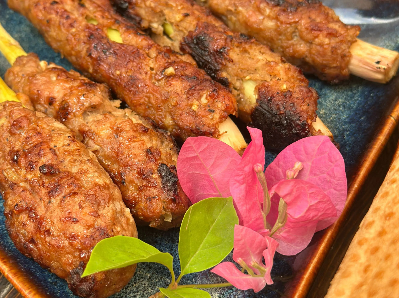 Aula de Bánh Mì vegano em Hanói: Prepare 5 recheios tradicionais e desfrute de chá verde ou café.
