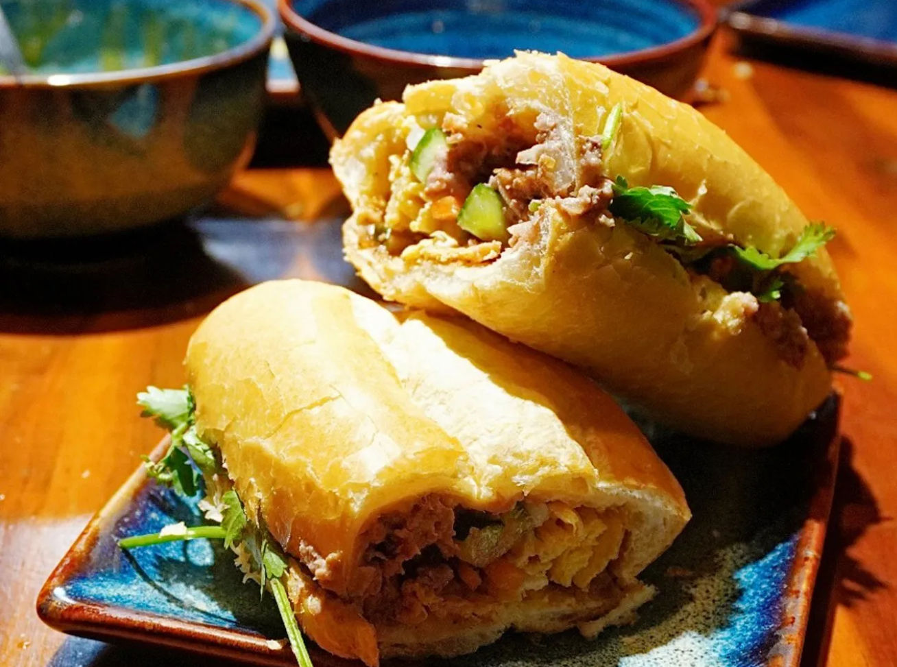 Aula de Bánh Mì vegano em Hanói: Prepare 5 recheios tradicionais e desfrute de chá verde ou café.
