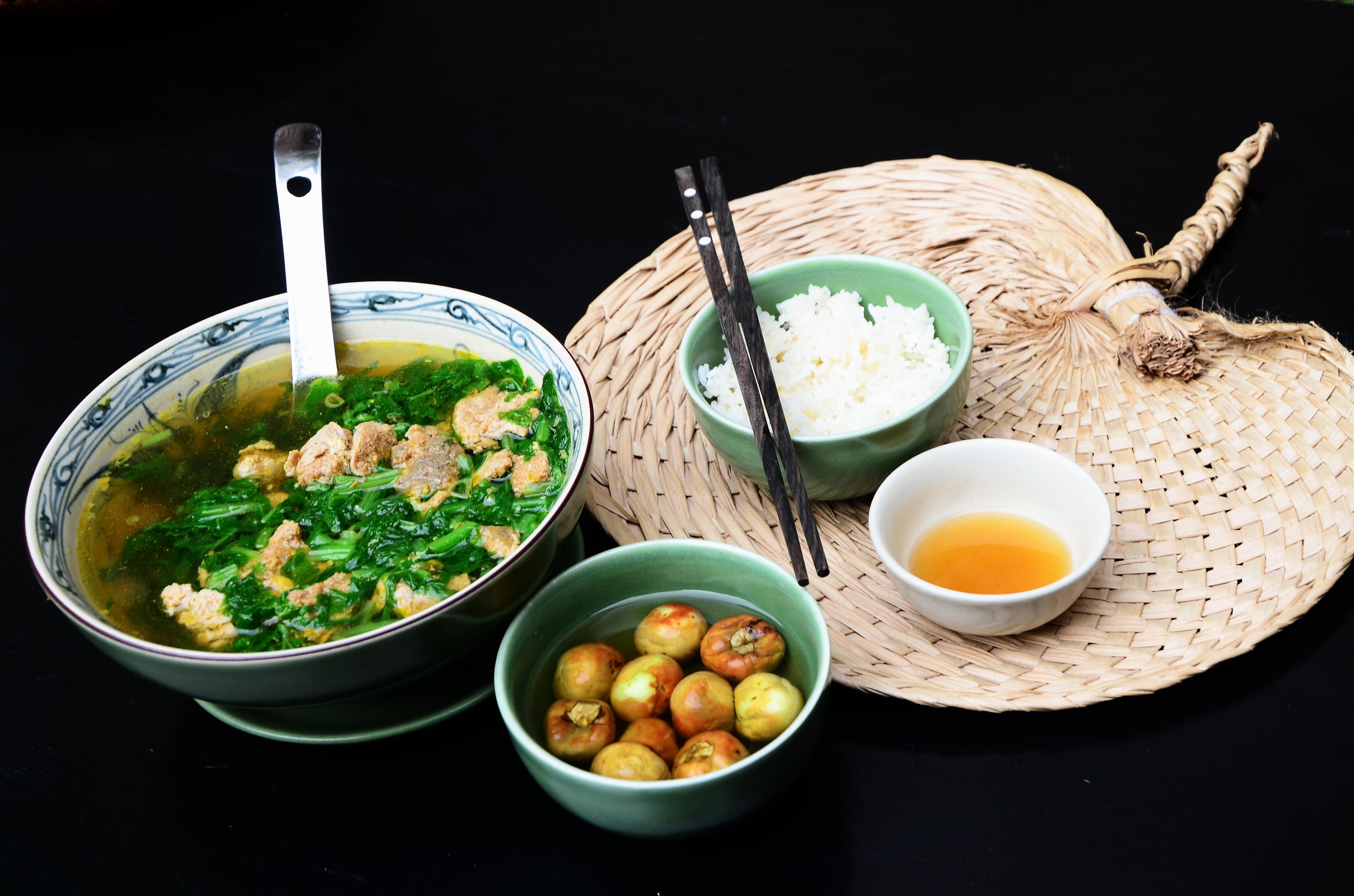 Pick Your Own Traditional Vietnamese Food + Market Tour in Hanoi Book