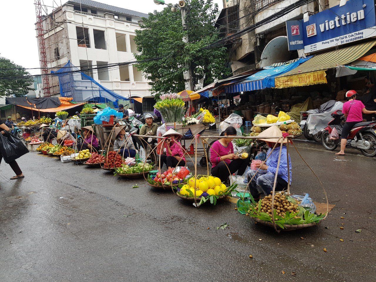 Hoang's Cooking Class with Local Market Tour