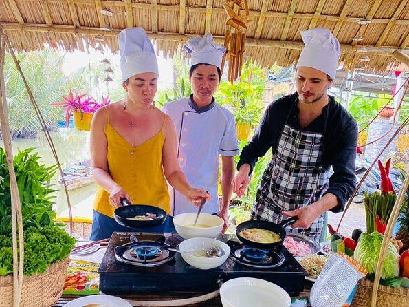 Local Market, Basket Boat and Lantern-Making Experience with Culinary Class in Hoi An