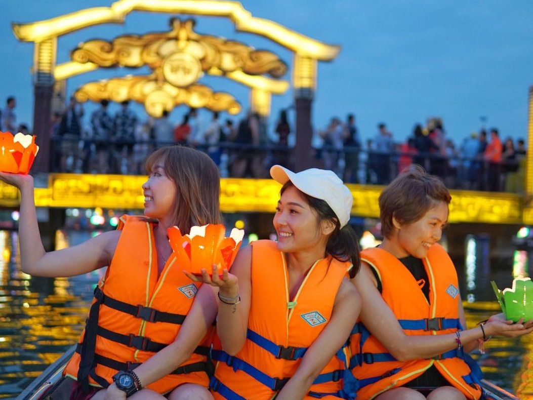 Hoi An Night Tour (Includes Home-Cooked Meal, Boat Trip and Foot Massage)
