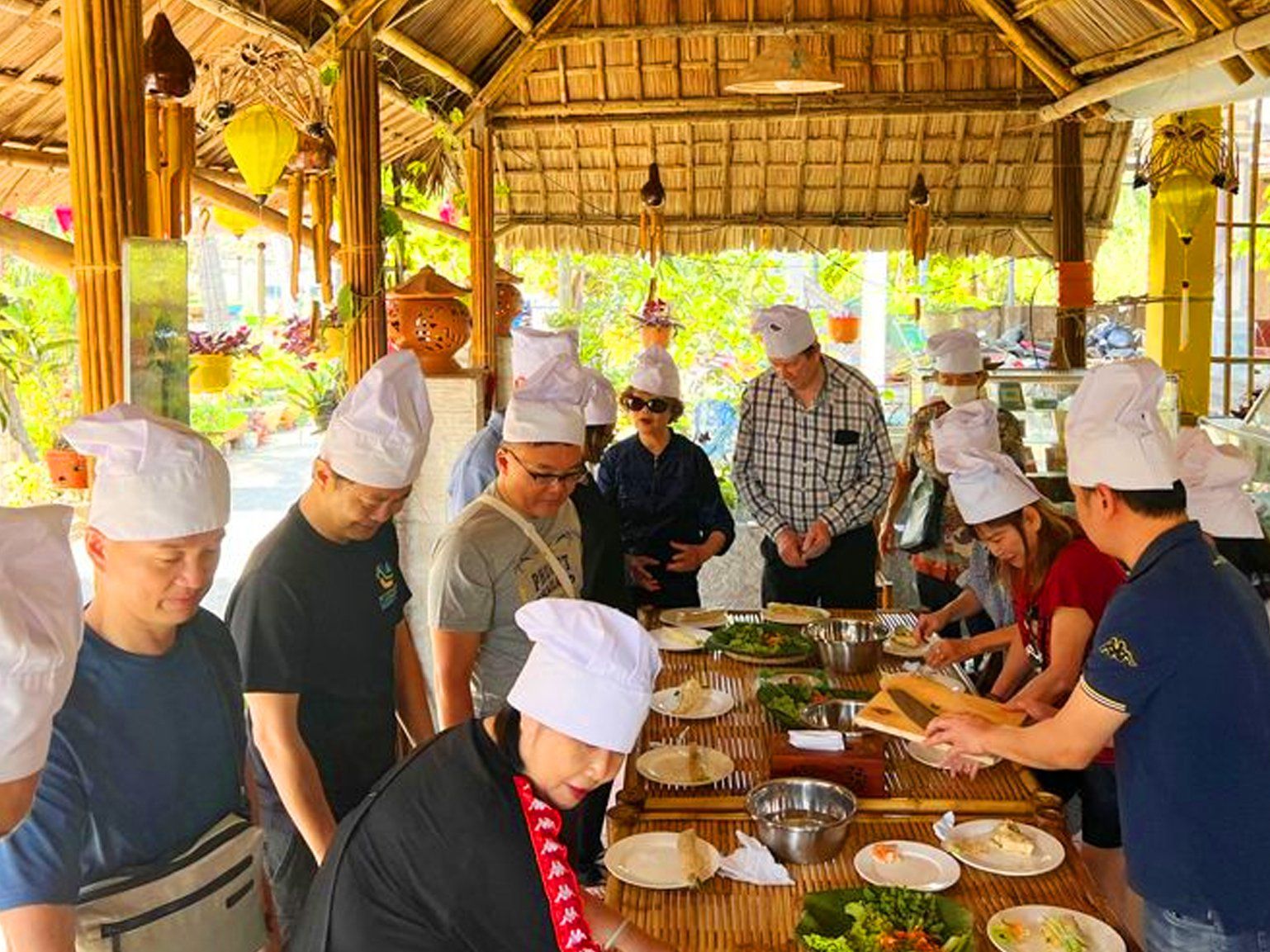 Découverte de la campagne vietnamienne : visite du marché, promenade en barque traditionnelle et cours de cuisine