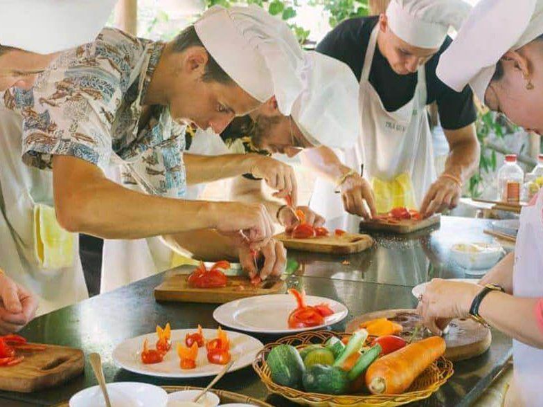 Découverte de la campagne vietnamienne : visite du marché, promenade en barque traditionnelle et cours de cuisine