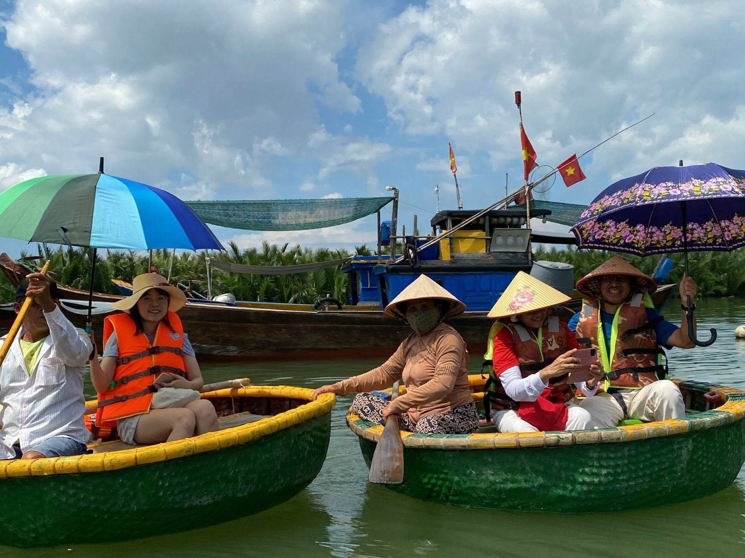 Découverte de la campagne vietnamienne : visite du marché, promenade en barque traditionnelle et cours de cuisine