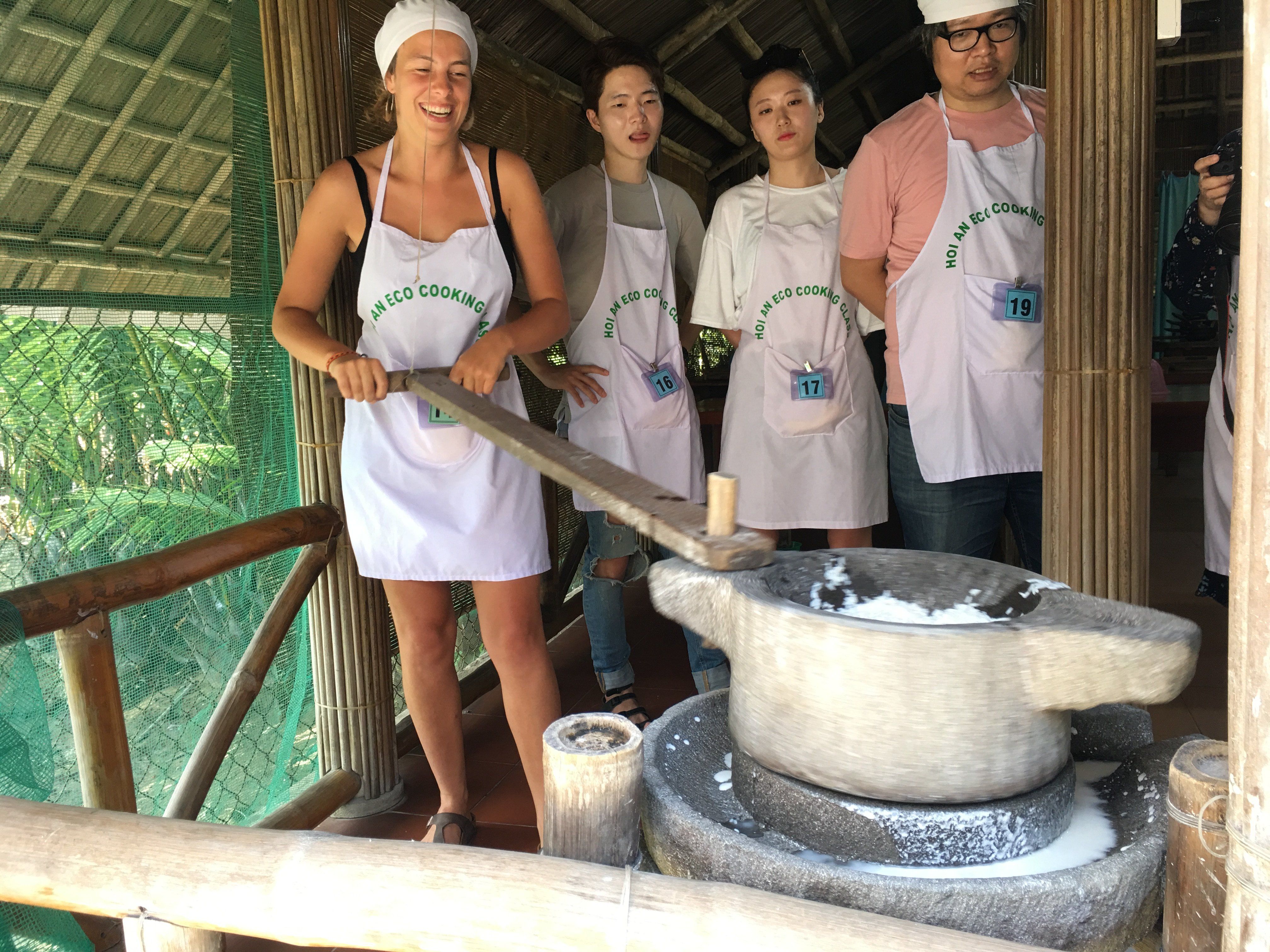 Découverte de la campagne vietnamienne : visite du marché, promenade en barque traditionnelle et cours de cuisine