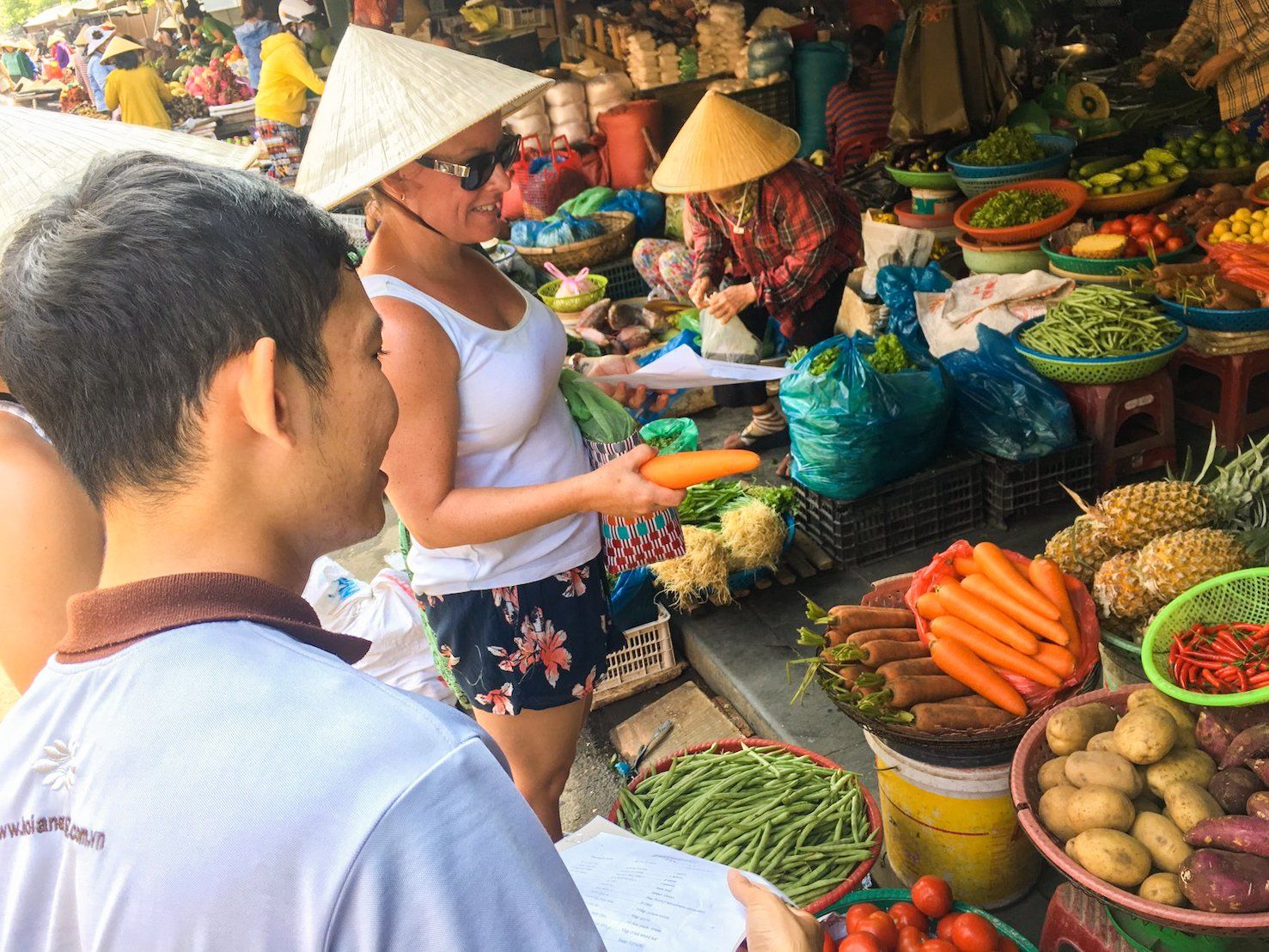 Découverte de la campagne vietnamienne : visite du marché, promenade en barque traditionnelle et cours de cuisine