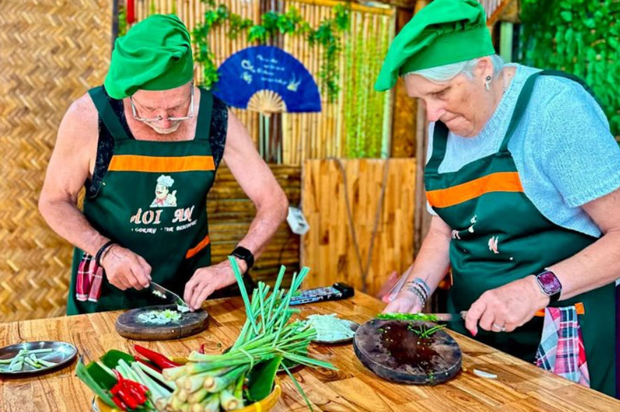 Hoi An Riverside Cooking Class with Market Tour, Basket Boat & Fishing