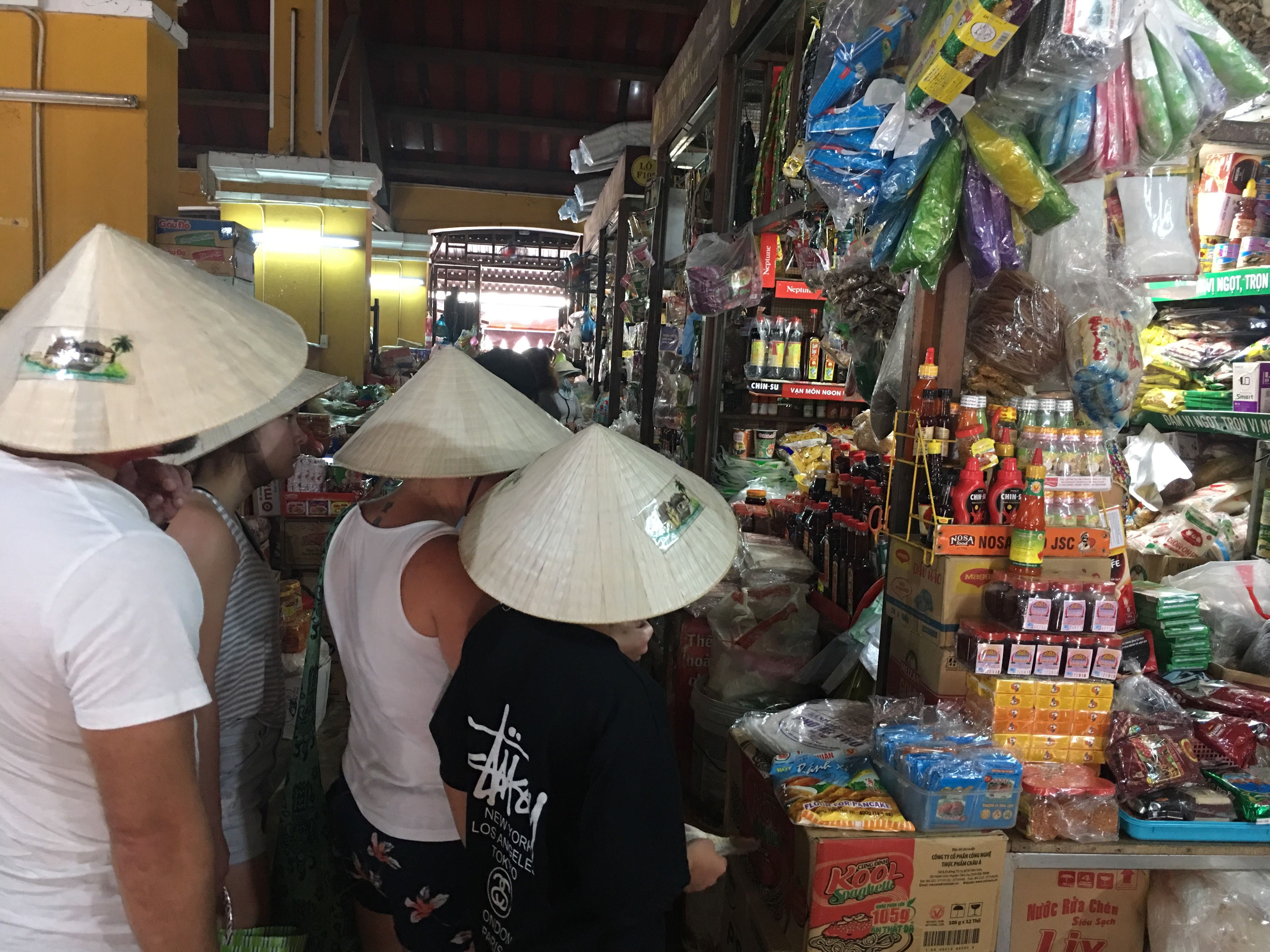 Cuisine vietnamienne maison avec un expert, visite du marché et excursion en bateau sur la rivière Hoai.