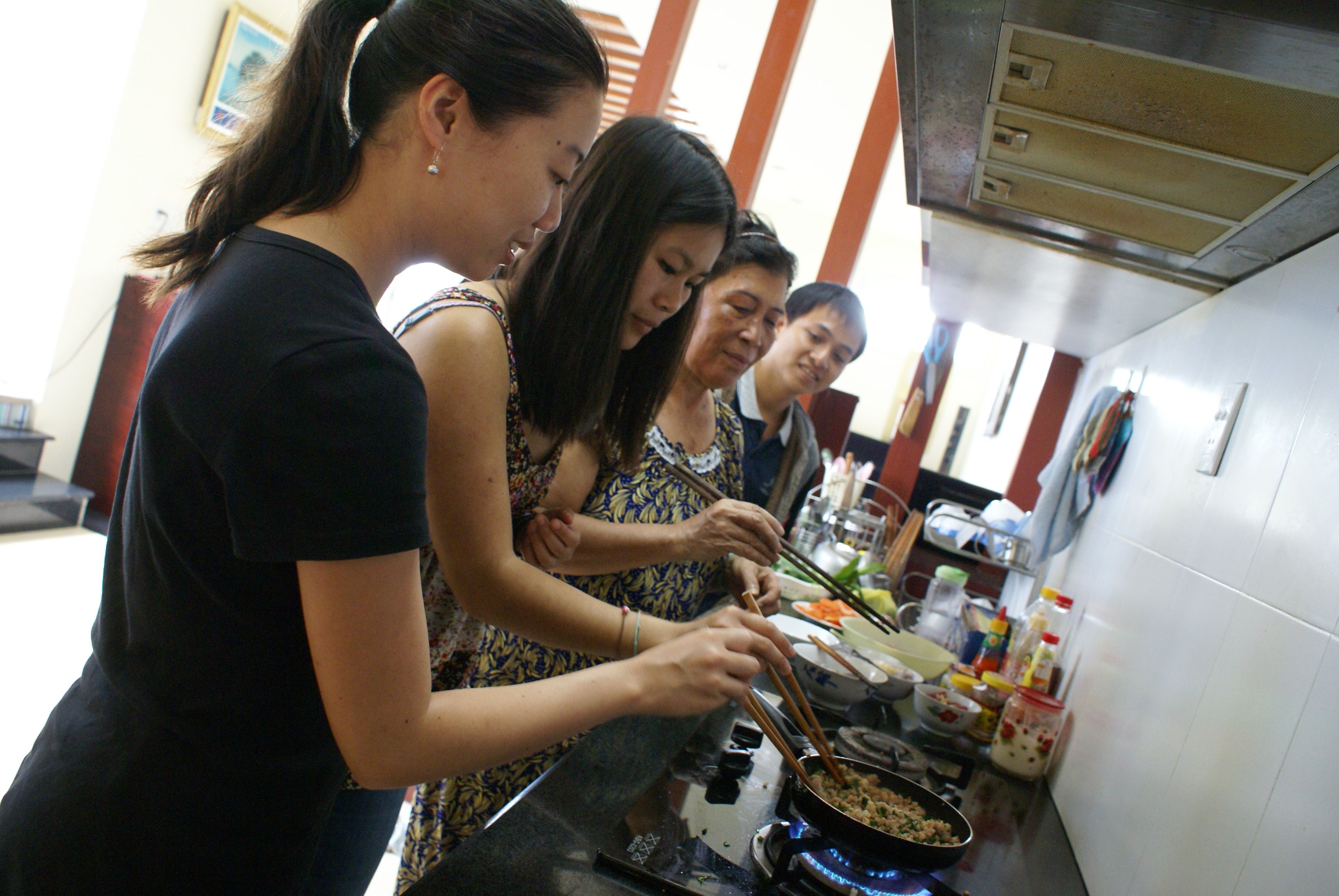 Cuisine vietnamienne maison avec un expert, visite du marché et excursion en bateau sur la rivière Hoai.