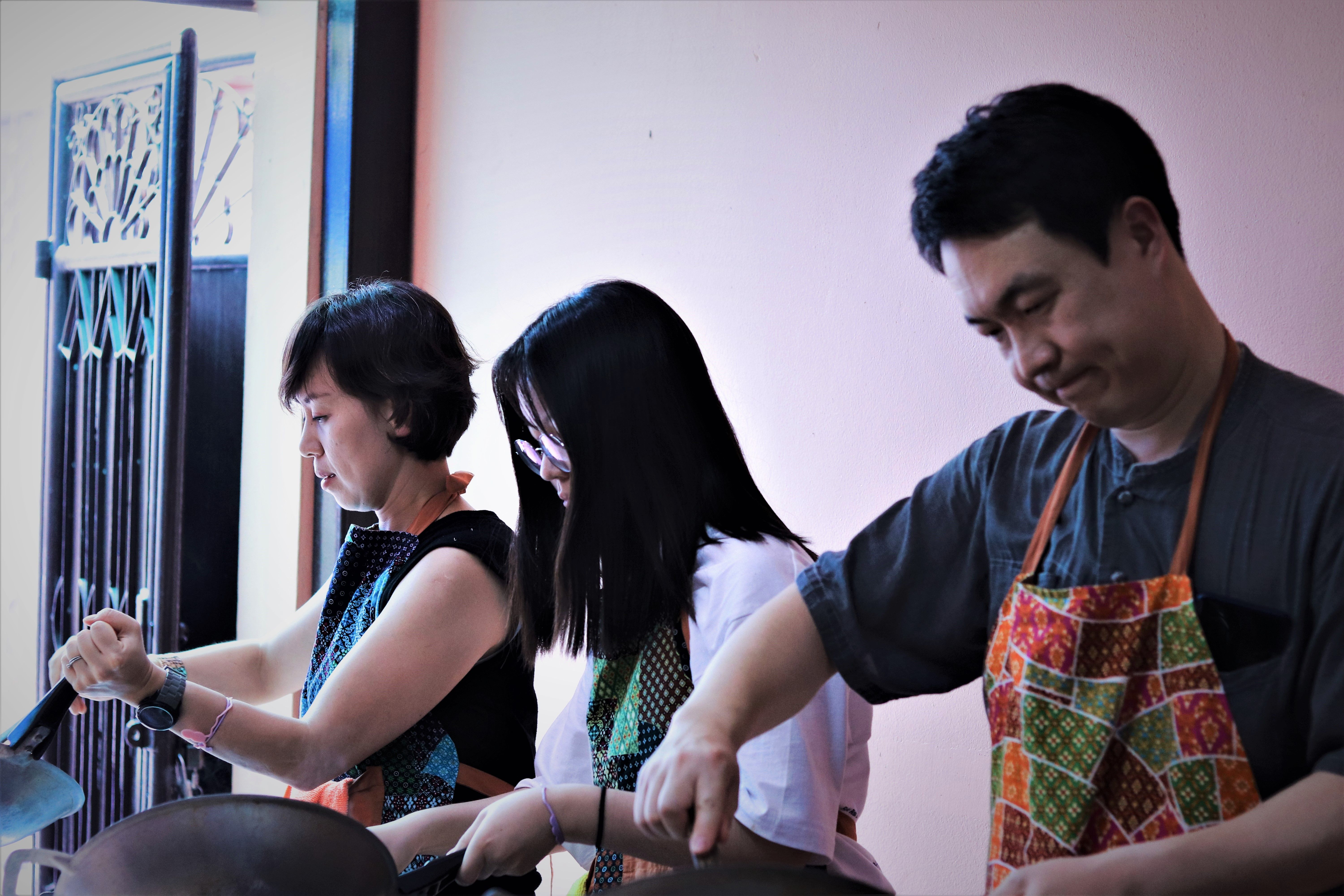 Fresh Market Tour & Authentic Thai Lunch Cooking with Passionate Chef
