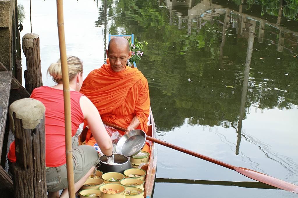 Une nuit dans une maison traditionnelle thaïlandaise avec cours de cuisine, croisière sur les canaux et découverte du...