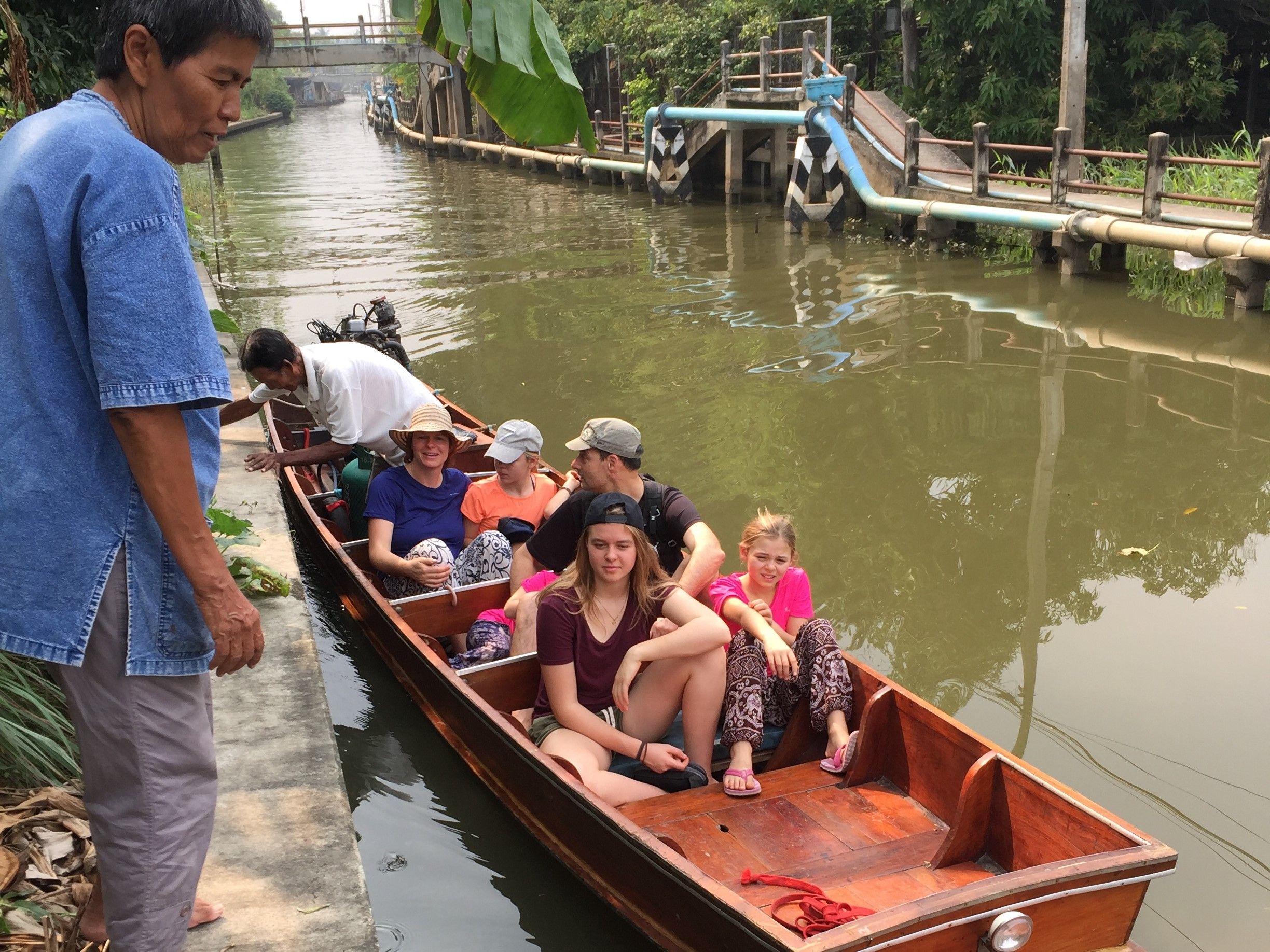 Une nuit dans une maison traditionnelle thaïlandaise avec cours de cuisine, croisière sur les canaux et découverte du...