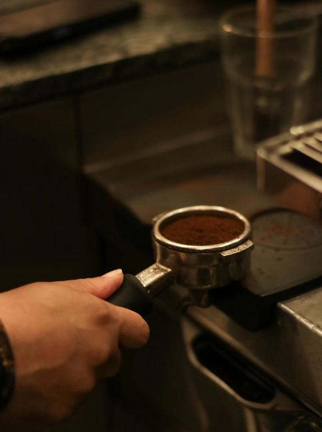 Disfrute de la cultura del café italiano y de dulces locales en una histórica cafetería romana.