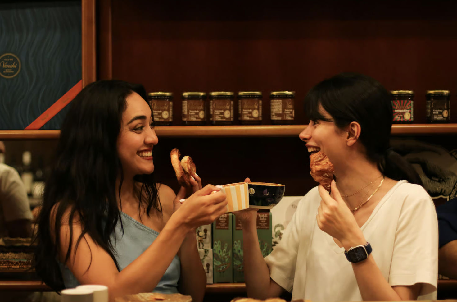 Disfrute de la cultura del café italiano y de dulces locales en una histórica cafetería romana.