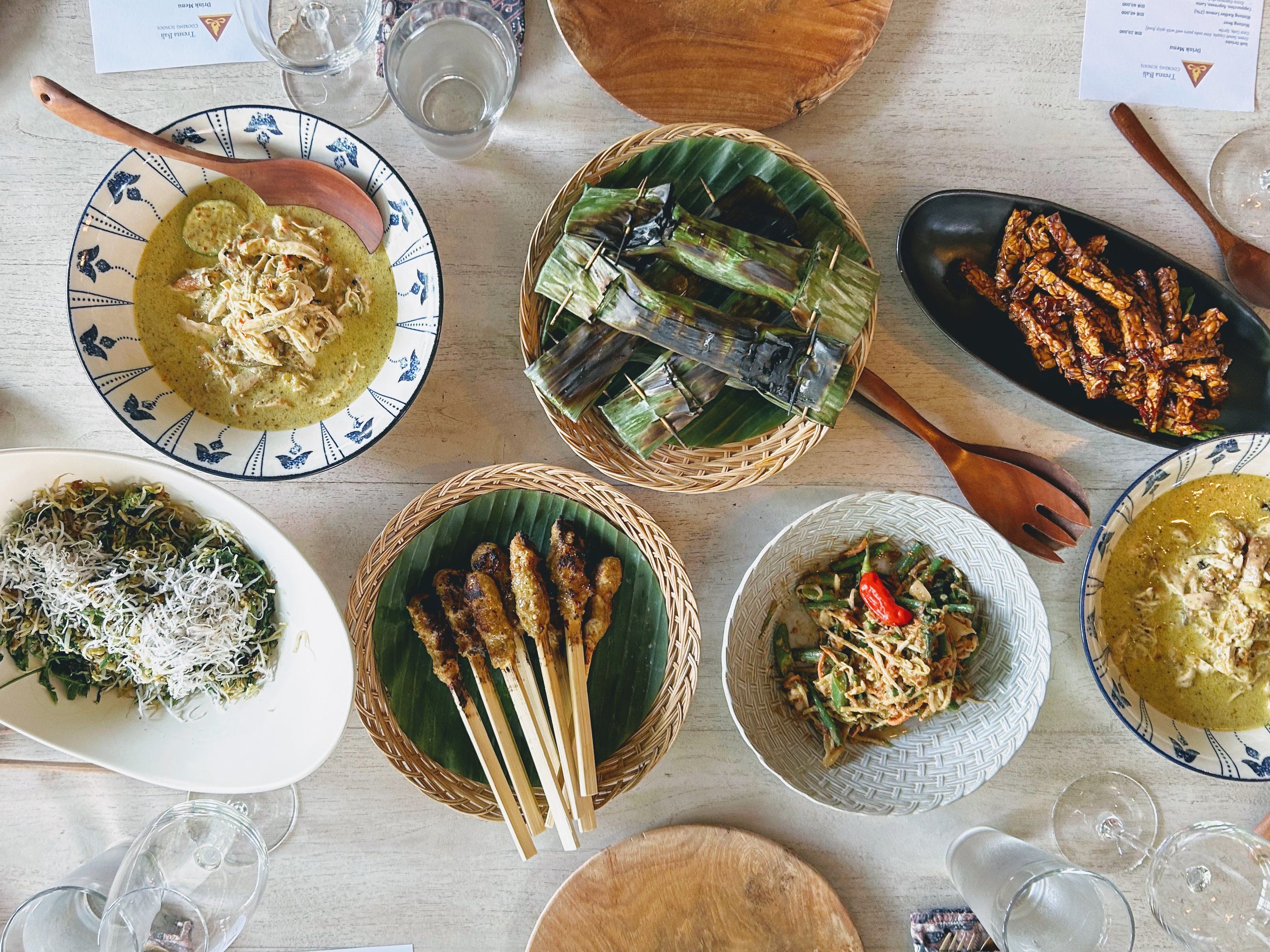 Apprenez des recettes balinaises cérémonielles lors d'un cours de cuisine dans un jardin luxuriant d'Ubud