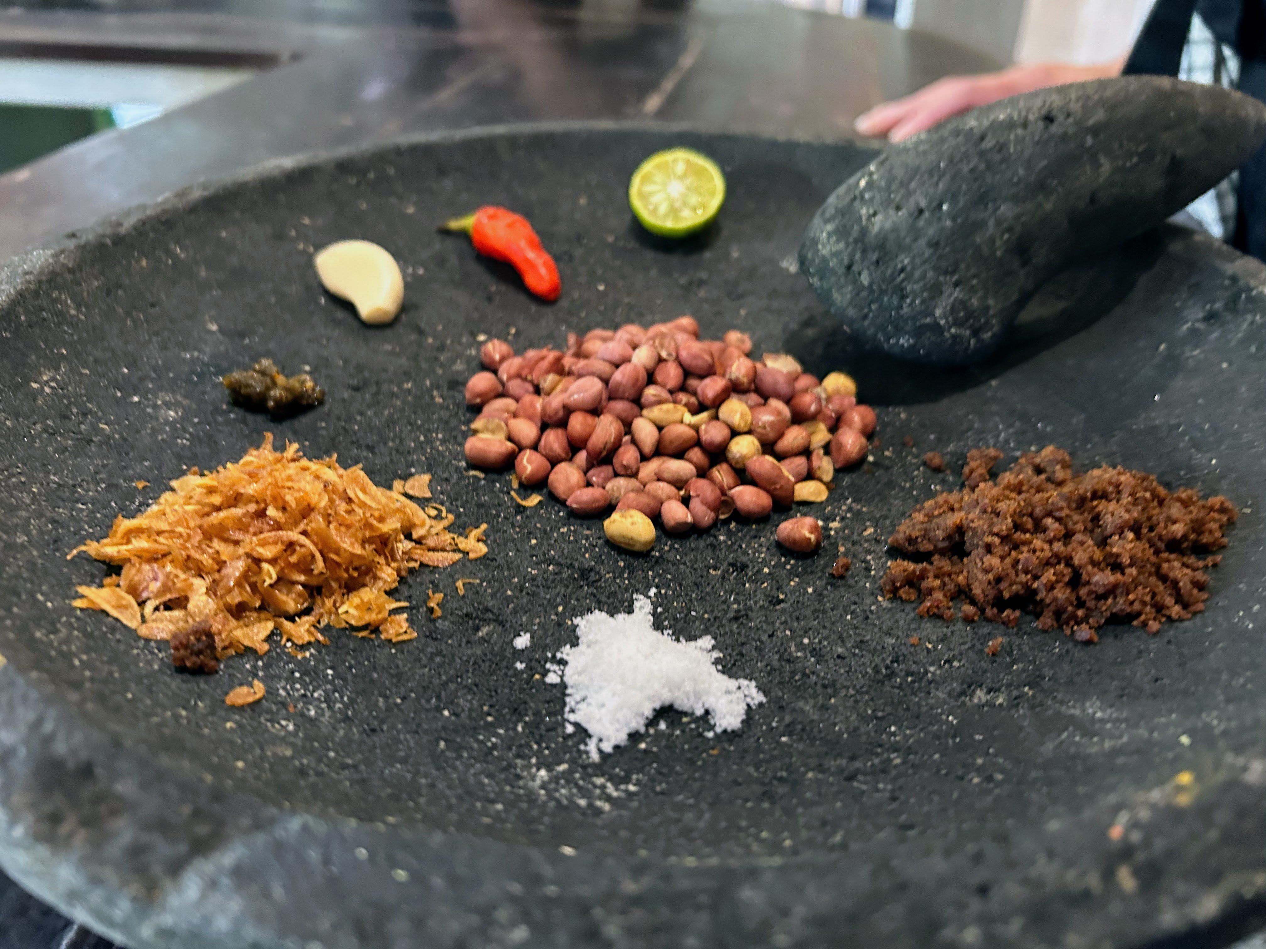 Apprenez des recettes balinaises cérémonielles lors d'un cours de cuisine dans un jardin luxuriant d'Ubud