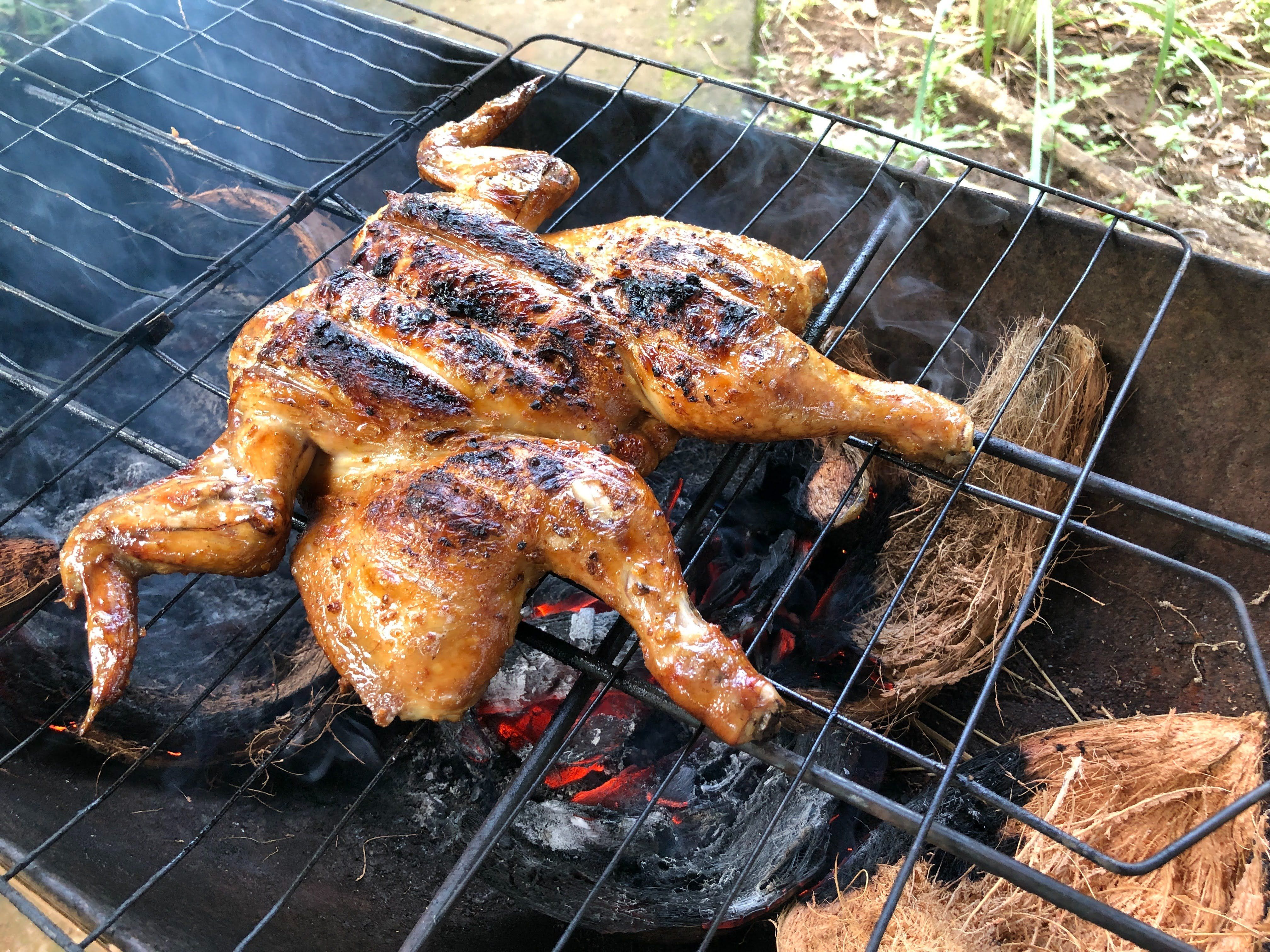 Apprenez des recettes balinaises cérémonielles lors d'un cours de cuisine dans un jardin luxuriant d'Ubud