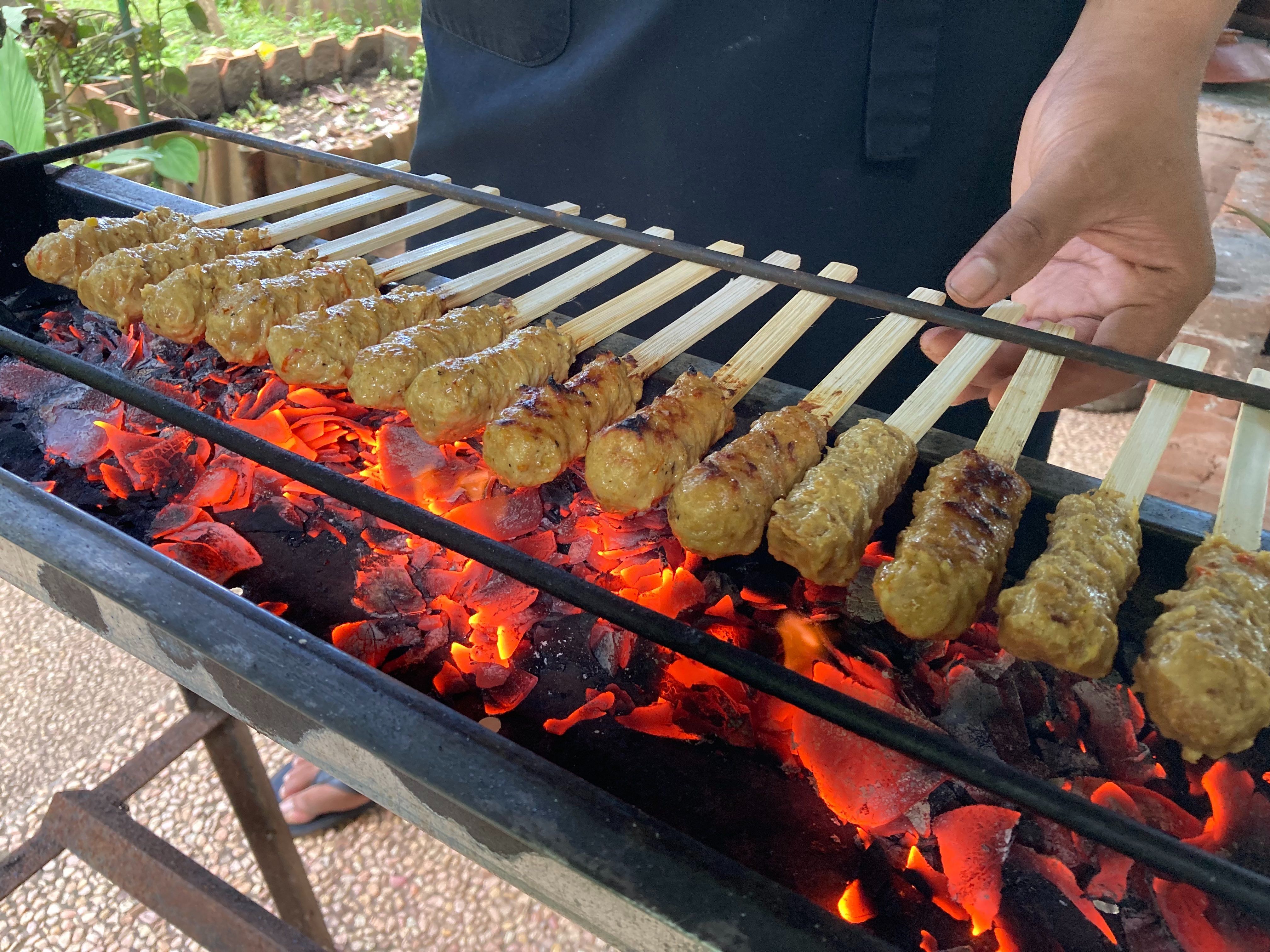 Apprenez des recettes balinaises cérémonielles lors d'un cours de cuisine dans un jardin luxuriant d'Ubud