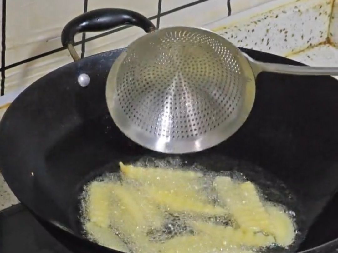 Apprenez à cuisiner des nouilles froides et des pommes de terre à dents de loup dans une maison locale