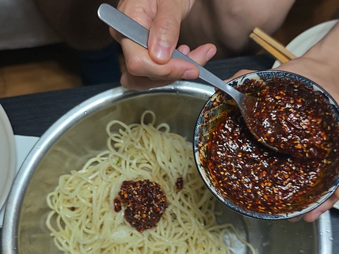 Apprenez à cuisiner des nouilles froides et des pommes de terre à dents de loup dans une maison locale
