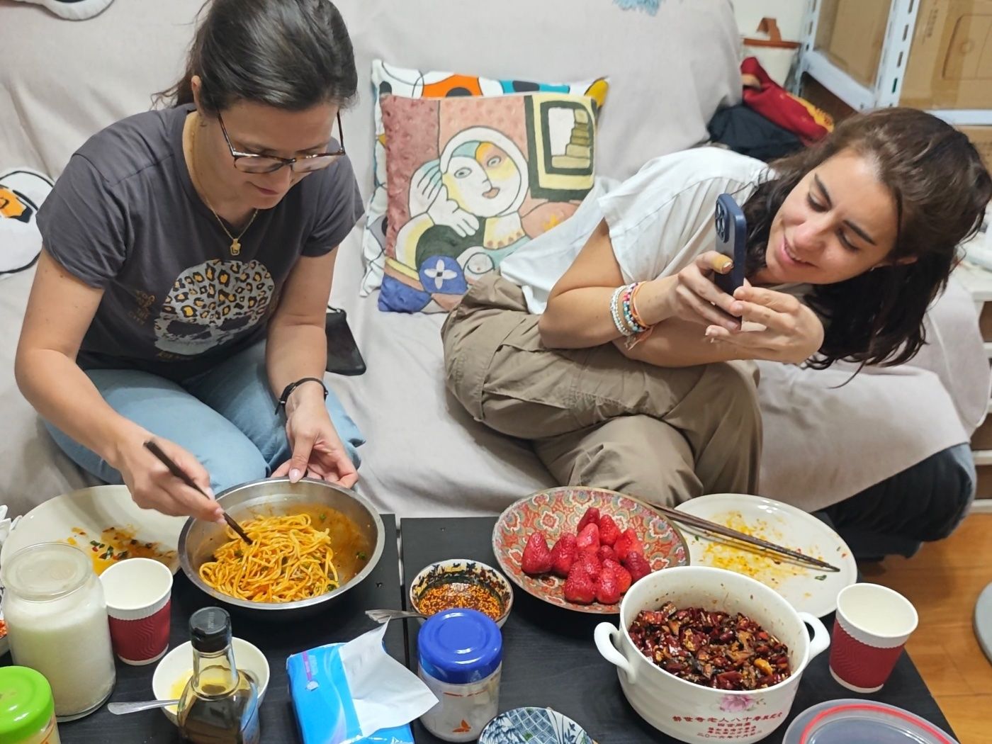 Apprenez à cuisiner des nouilles froides et des pommes de terre à dents de loup dans une maison locale