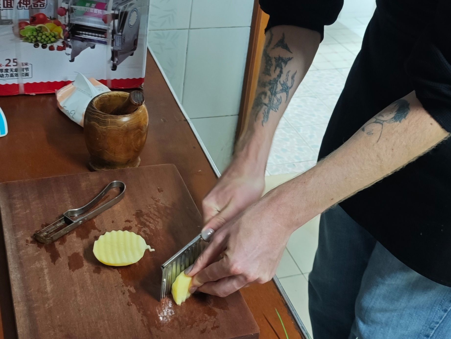 Apprenez à cuisiner des nouilles froides et des pommes de terre à dents de loup dans une maison locale