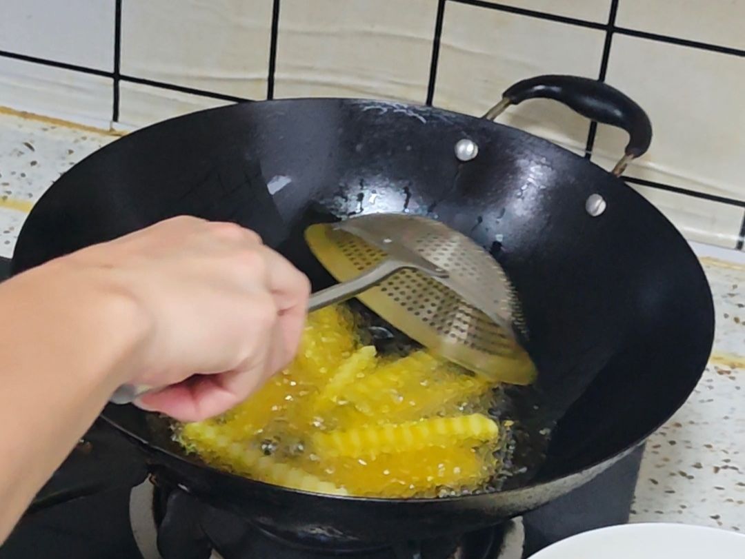 Apprenez à cuisiner des nouilles froides et des pommes de terre à dents de loup dans une maison locale