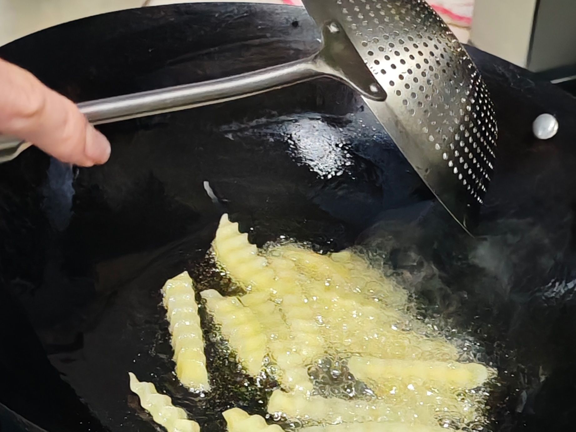 Apprenez à cuisiner des nouilles froides et des pommes de terre à dents de loup dans une maison locale