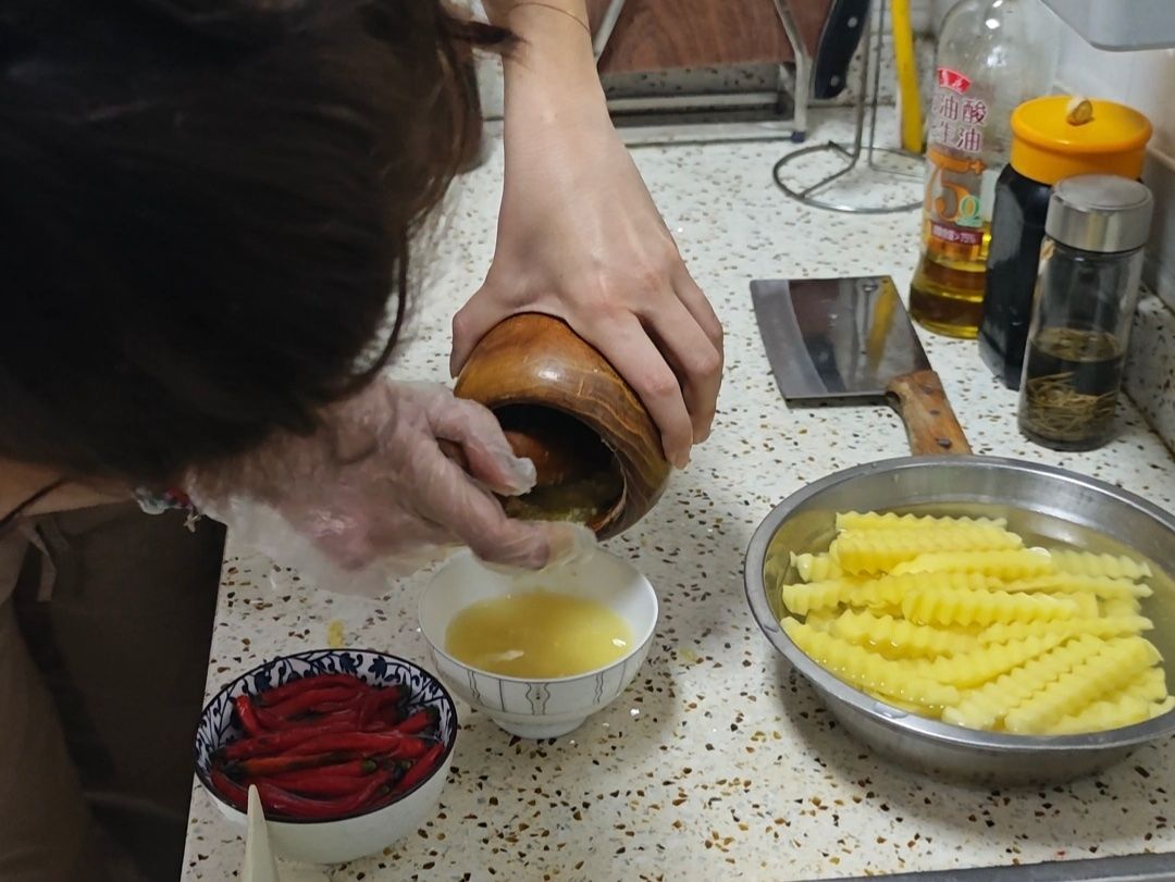 Apprenez à cuisiner des nouilles froides et des pommes de terre à dents de loup dans une maison locale