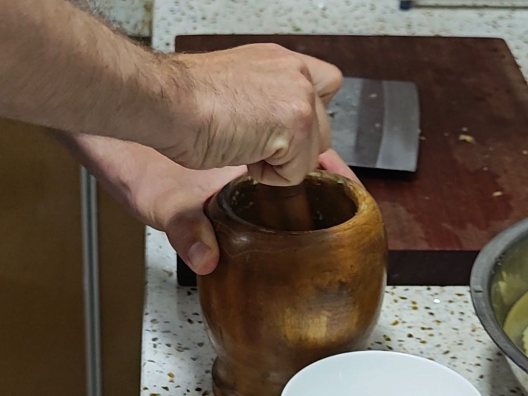 Apprenez à cuisiner des nouilles froides et des pommes de terre à dents de loup dans une maison locale