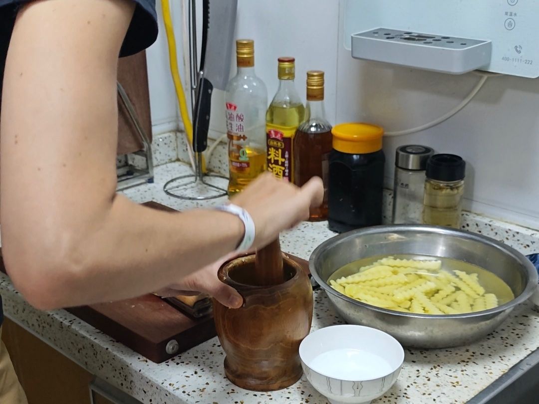Apprenez à cuisiner des nouilles froides et des pommes de terre à dents de loup dans une maison locale