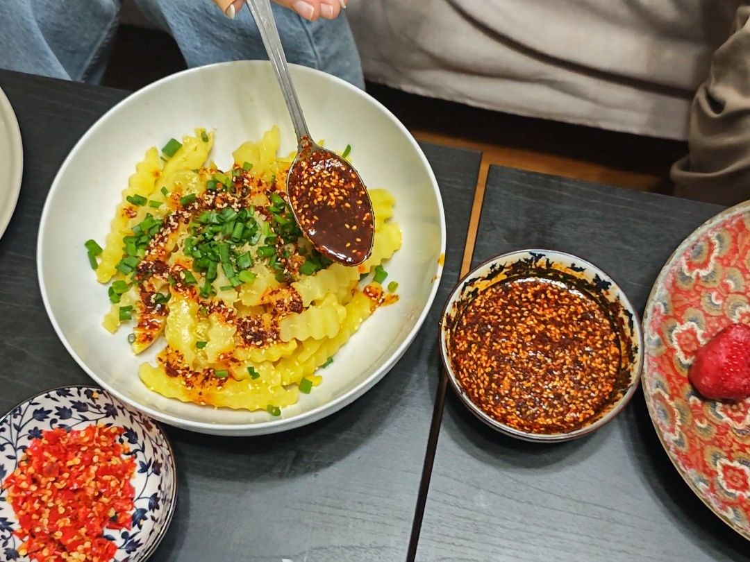 Apprenez à cuisiner des nouilles froides et des pommes de terre à dents de loup dans une maison locale