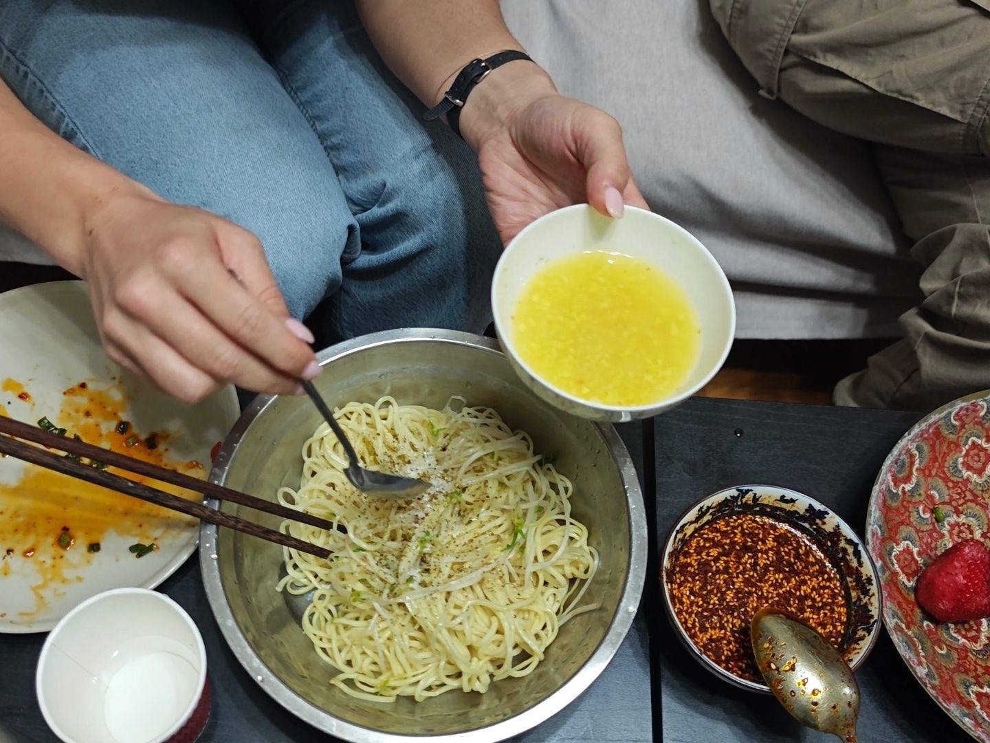 Apprenez à cuisiner des nouilles froides et des pommes de terre à dents de loup dans une maison locale