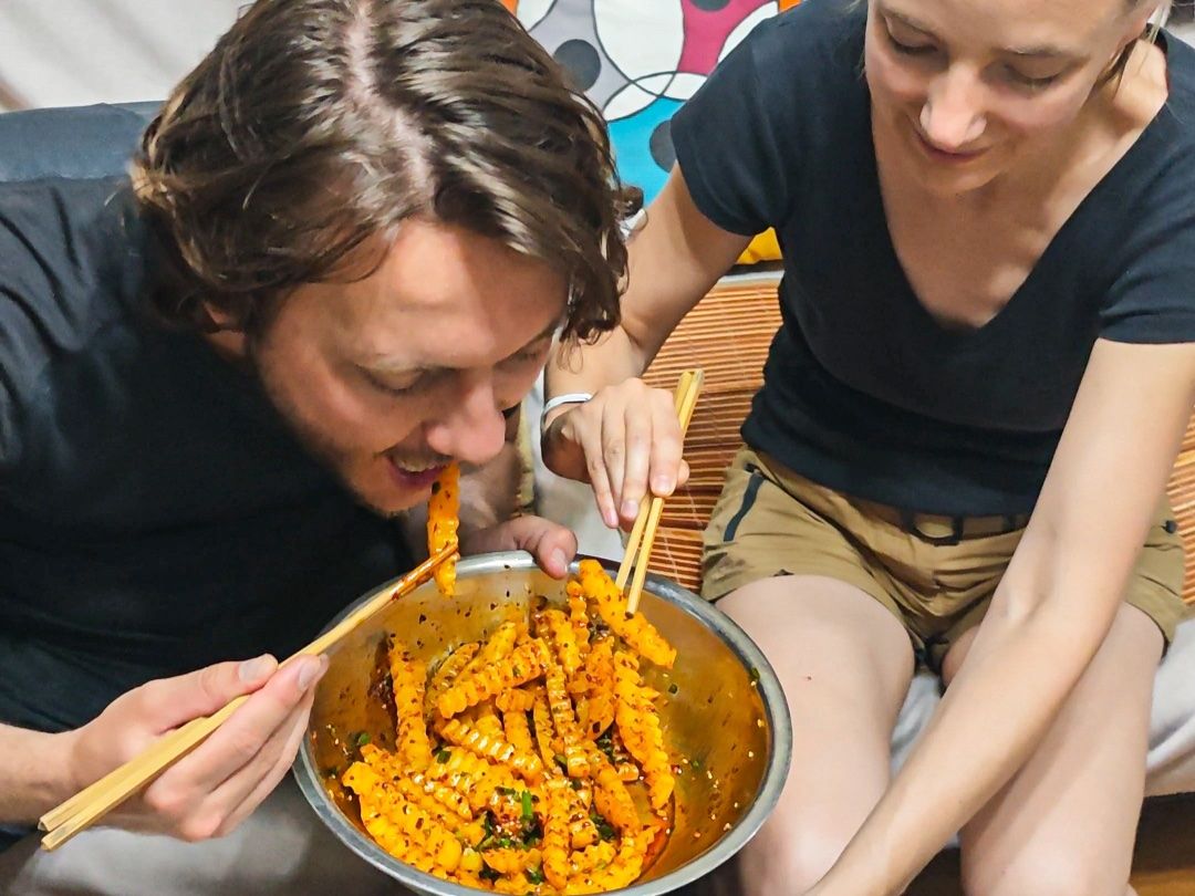 Apprenez à cuisiner des nouilles froides et des pommes de terre à dents de loup dans une maison locale