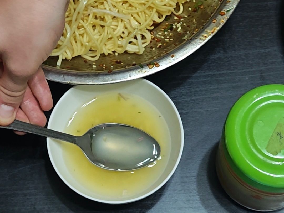 Apprenez à cuisiner des nouilles froides et des pommes de terre à dents de loup dans une maison locale