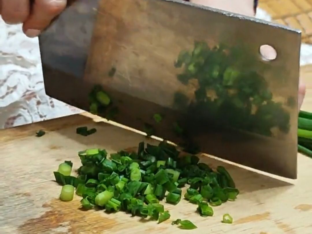 Apprenez à cuisiner des nouilles froides et des pommes de terre à dents de loup dans une maison locale