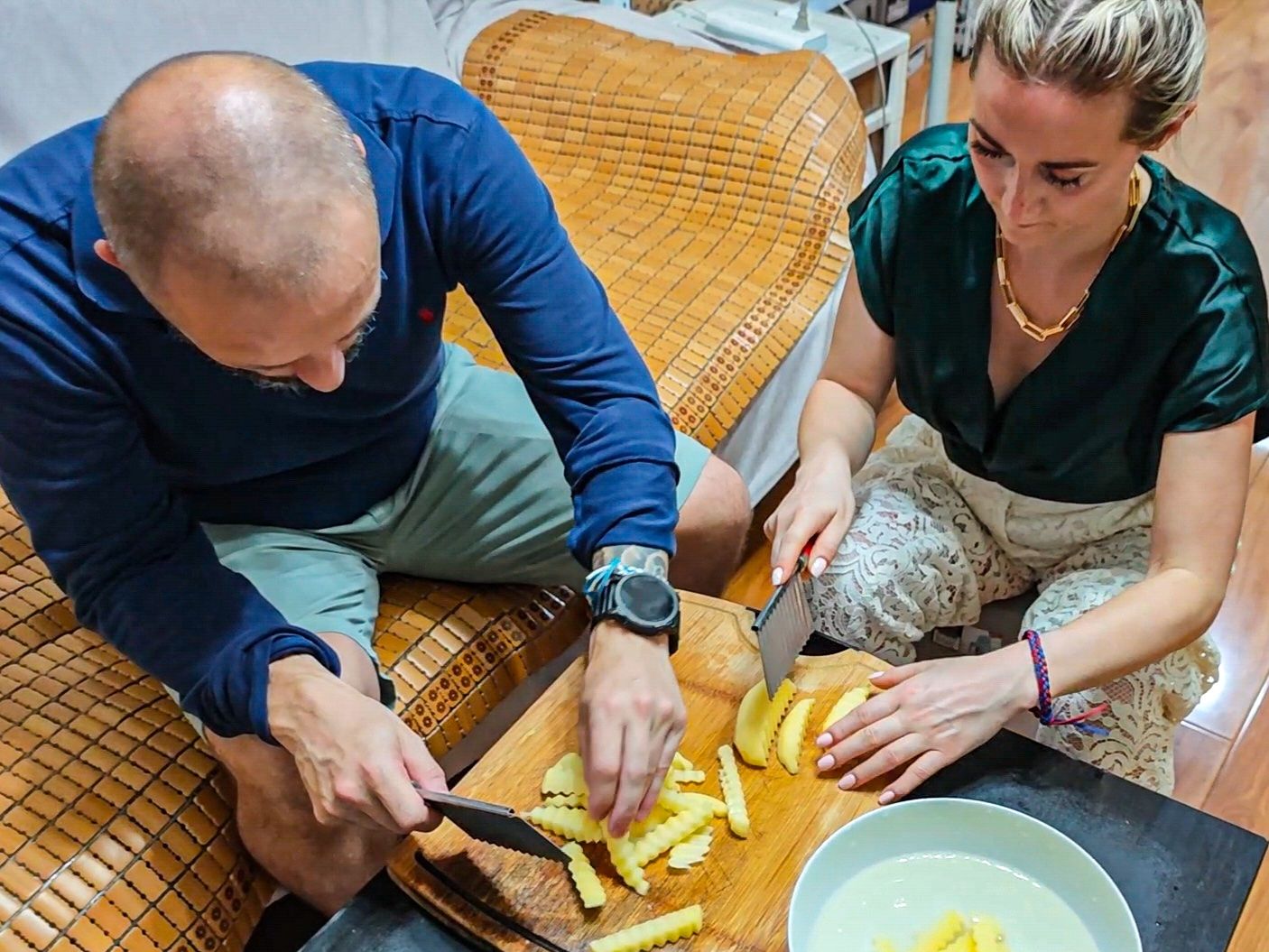 Apprenez à cuisiner des nouilles froides et des pommes de terre à dents de loup dans une maison locale