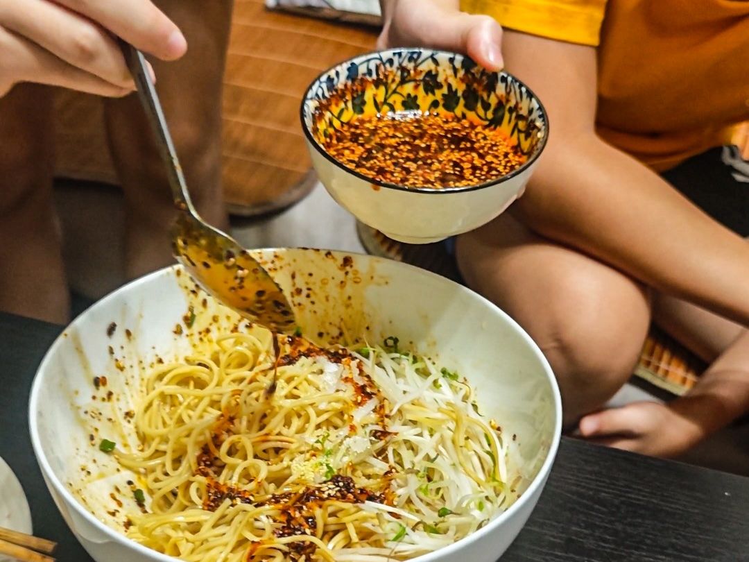 Apprenez à cuisiner des nouilles froides et des pommes de terre à dents de loup dans une maison locale