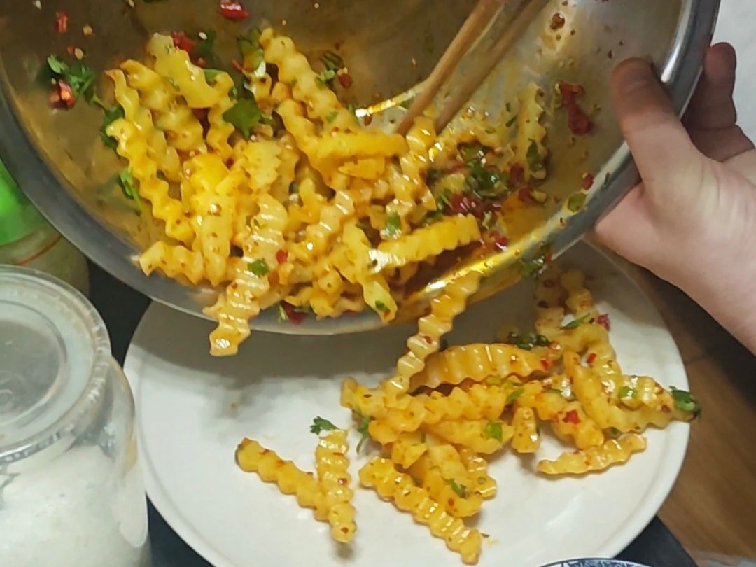 Apprenez à cuisiner des nouilles froides et des pommes de terre à dents de loup dans une maison locale