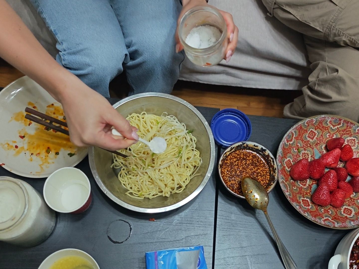 Apprenez à cuisiner des nouilles froides et des pommes de terre à dents de loup dans une maison locale