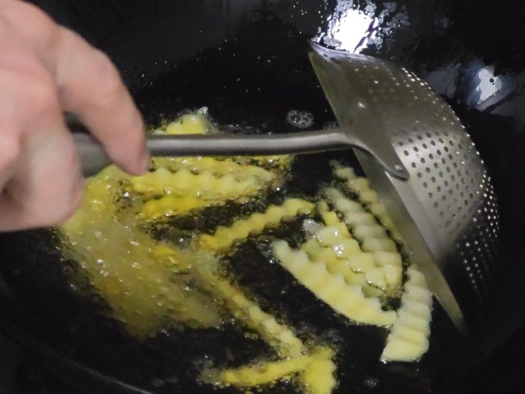 Apprenez à cuisiner des nouilles froides et des pommes de terre à dents de loup dans une maison locale