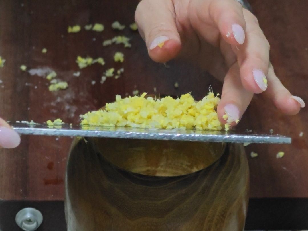 Apprenez à cuisiner des nouilles froides et des pommes de terre à dents de loup dans une maison locale