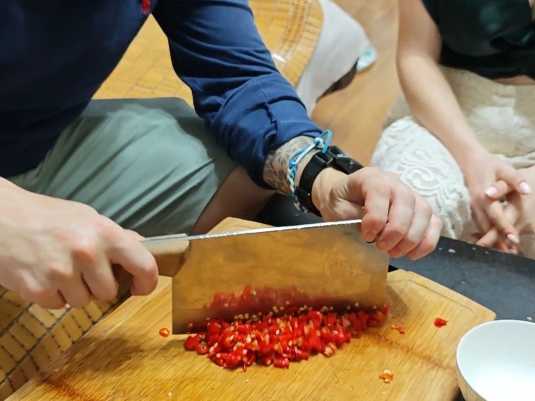 Apprenez à cuisiner des nouilles froides et des pommes de terre à dents de loup dans une maison locale