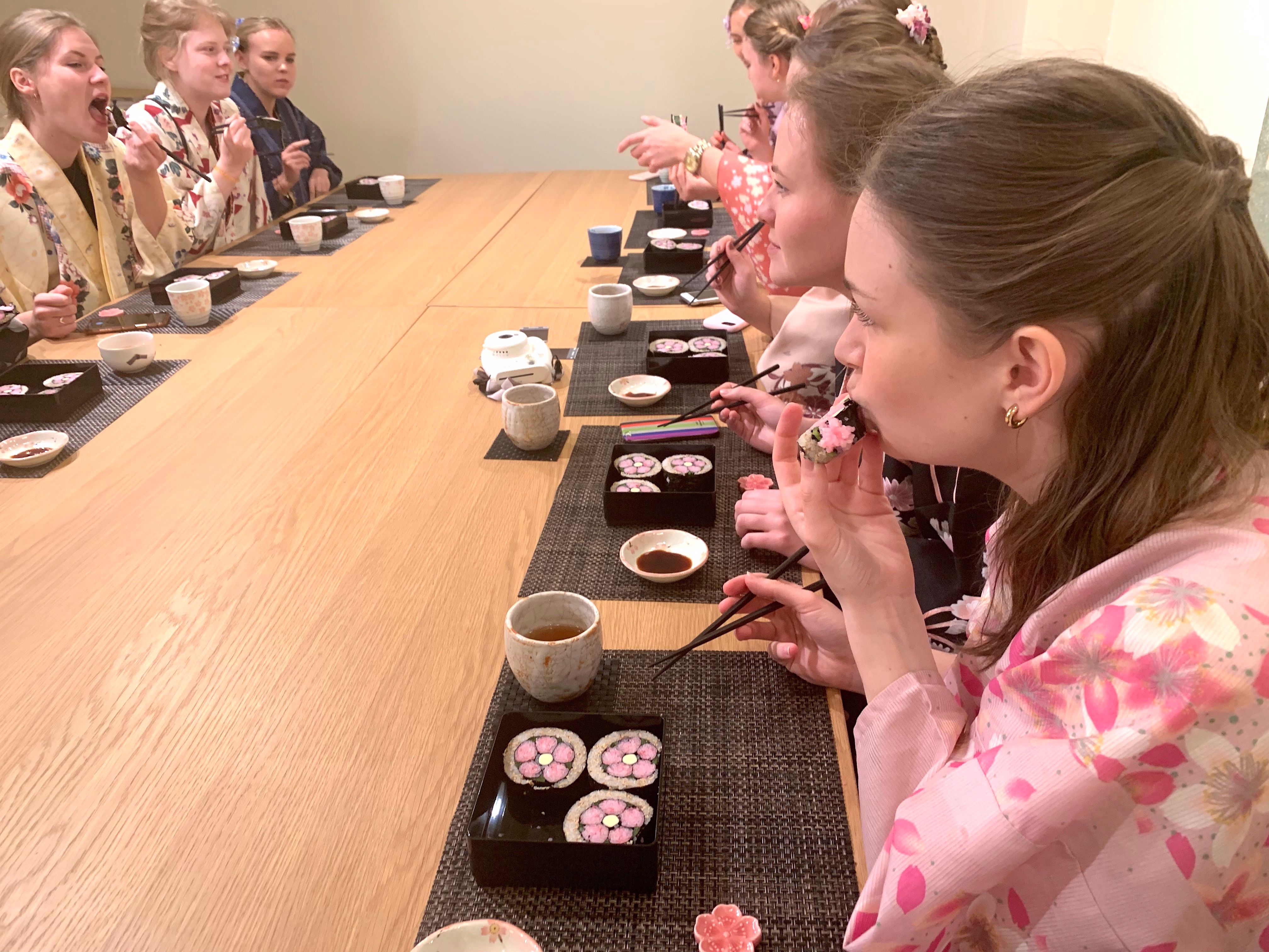 SAKURA Learn How to Make Decorative Sushi Rolls with 